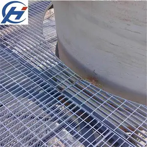 �ӱ���ɽ�ָ�壬��ˮ���ǰ壬����Q235���ڹ�������ˮ�����ֽṹƽ̨�ĸָ�դ.