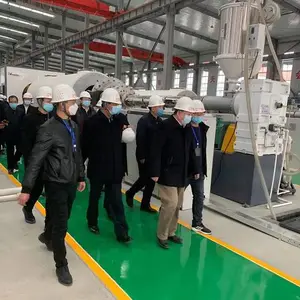 供应青岛华仕达φ760型真空定径法PE供热保温管生产线