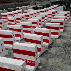 广东深汕水泥墩、防撞隔离墩、施工路障批发