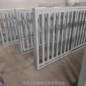 高铁栅栏门,高铁防护门,铁路水泥栅栏门,金属推拉门