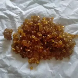 牛皮熬制小颗粒胶，直径在3毫米左右，颜色多样