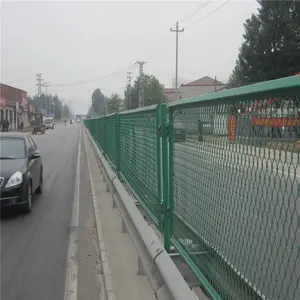 钢板网护栏网 高速路隔离网 鱼塘隔离网 港口隔离网 体育场隔离网