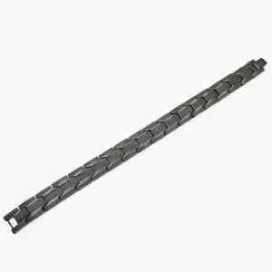 304�Ѹ������������߽ӵ���պ�ɫ�����Ƕ�����۴�ʯ������ֻ�