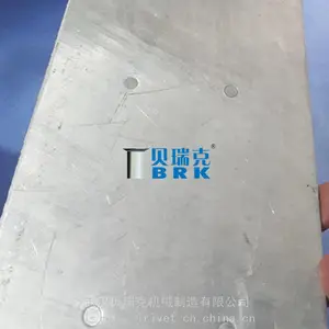 贝瑞克无孔标志牌自动铆钉机 道路标识牌路牌铆接机 自刺穿柳接机