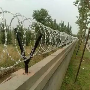 场地刀片刺绳护栏网 Y型柱框架防护网 围界隔离栅网