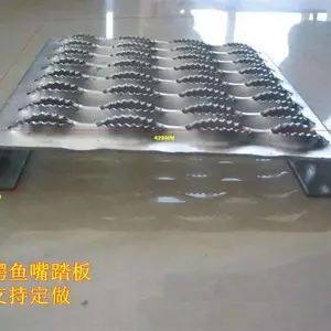 鳄鱼嘴脚踏防滑板冲孔凸起泡泡板网楼梯踏板不锈钢防滑板现货厂家