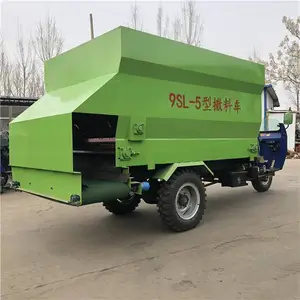 喀什采购饲料撒料车 柴油3方喂料车尺寸 单人操作三轮撒料车