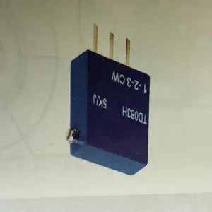 电位器 国之航TD083W-10K-J 螺杆驱动线绕预调电位器 额定功率0.75W 阻值范围10Ω-20KΩ 有效行程大于15圈 正方型
