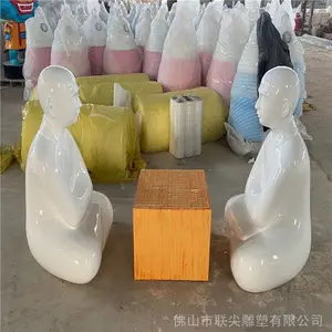 江门抽象玻璃钢人物雕塑 公园玻璃钢雕塑主题作品