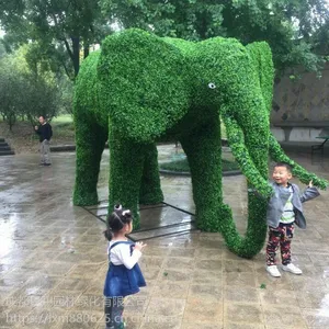 国宝熊猫用假草丝做 美丽孔雀假花朵制造的 成都绿雕造型厂家