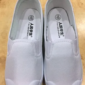 学生白色运动鞋