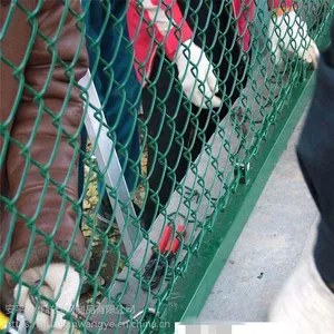 笼式足球场围网 学校操场防护网 浸塑铁丝网