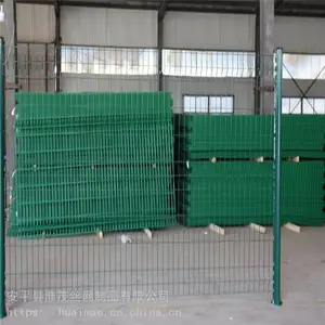 成都公路护栏网 包塑铁丝网围栏焊接网 桃型柱加筋围栏网