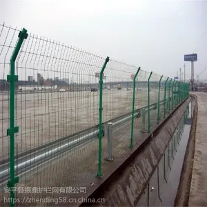 振鼎 镀锌丝焊接边境防护围栏网 浸塑墨绿双边丝隔离栅