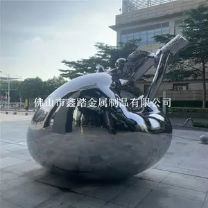 佛山中学镜面不锈钢苹果雕塑实物安装效果图