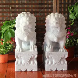 ��Ӧ��ʯ�������30���־���ʯʨ��һ�Լ����ſڰڷ�