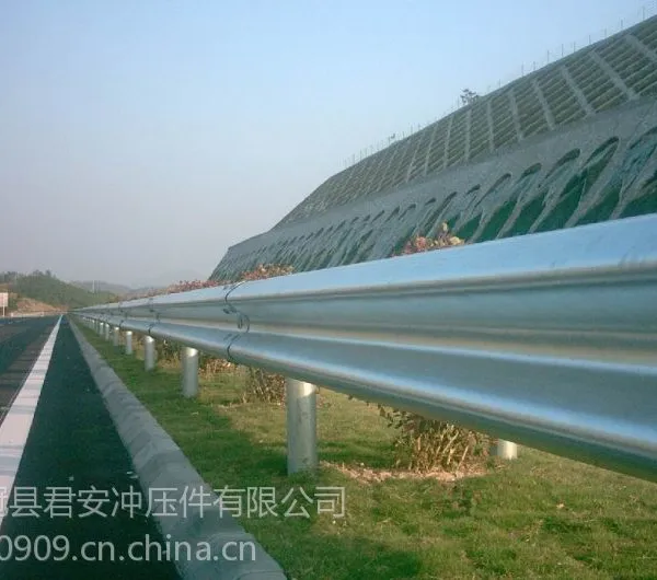 供应遵义 波形梁护栏多少钱一延米厂家出厂价15339936600