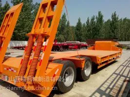 供应13米钩机板半挂车、全国分期付款。