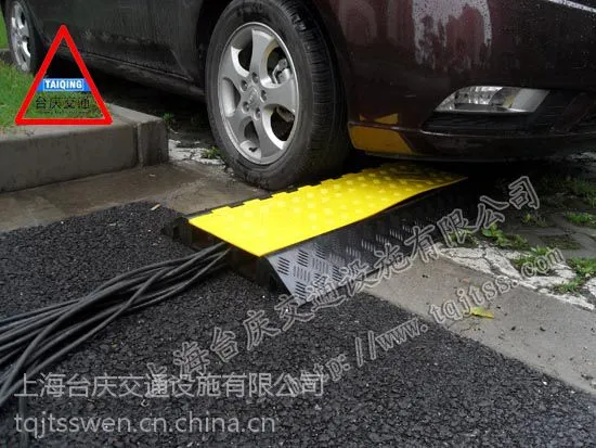 深圳三孔过线板