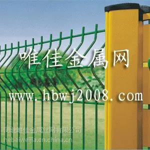 供应供应呼和浩特公路铁丝护栏网 通辽镀锌护栏网 东胜浸塑护栏网