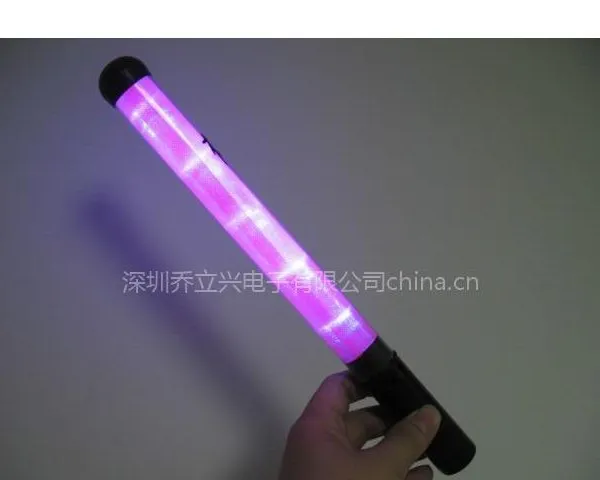 QL演唱会使用闪光棒 助威荧光棒带热全场氛围