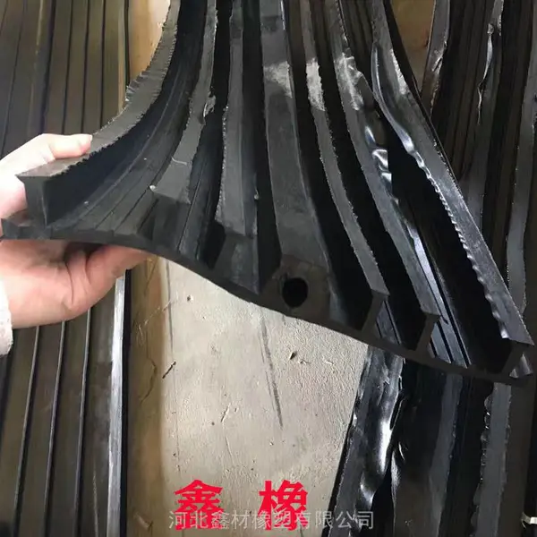 变形缝专用背贴式橡胶止水带300×6mm鑫材橡塑厂家供应