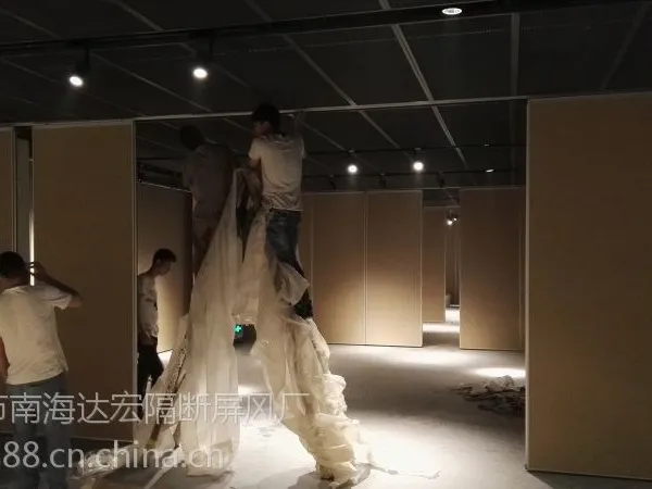 广东达宏隔断新推玫瑰金不锈钢收边酒店宴会厅隔音屏风包厢移动隔断屏风门