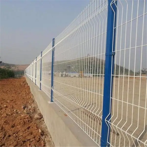 万泰厂家销售公路护栏网 电力安全围栏 波形护栏安装