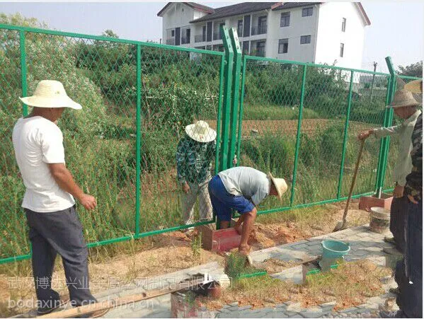 荆州市高速公路中央隔离网,工业园建厂隔离围栏,浸塑刺绳钢板网护栏
