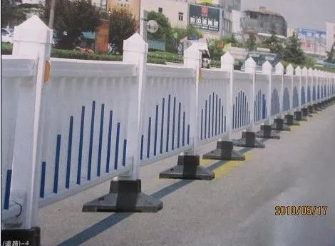供应小区护栏网为主体钢丝网片,由立柱与连接部件等组成。