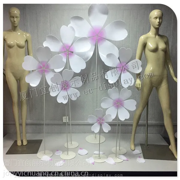 厦门宜创展示供应服装展示道具 浪漫樱花 主题橱窗美陈