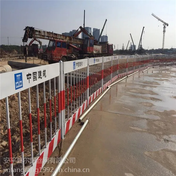 中建基坑临边围栏-施工电梯防护门-塔吊围网-配电箱防护棚-楼梯标化栏杆现货