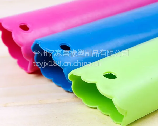 供应 硅胶剥蒜器 环保硅胶创意硅胶厨具用品 不伤手的硅胶剥蒜器