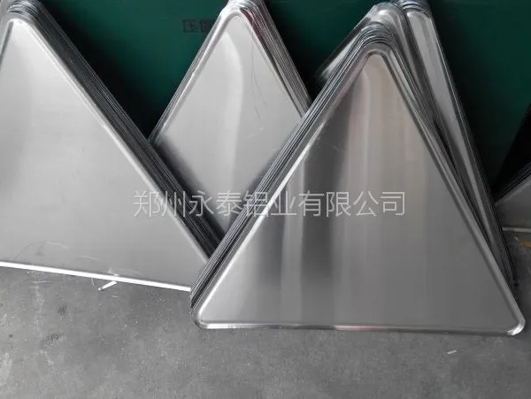 郑州永泰铝业大量现货供应兰州市标志标牌专用1.2*700铝三角半成品