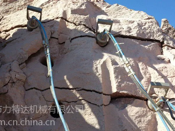 岩石开挖不能用爆破的情况下用什么设备代替