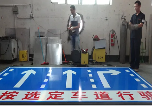 标志牌安装在车库有几种反光膜