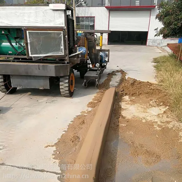 达沃生产全自动路肩石滑模机价格梯形拦水带成型机工作视频
