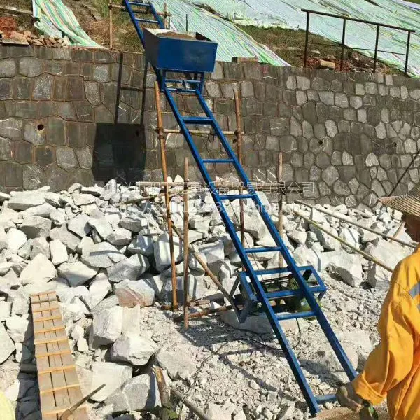 供应河堤上料器、建筑工程斜坡上料提升机、爬山虎明工吊运机