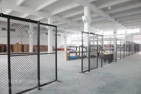 由低碳钢丝组成的网片+立柱组成的隔离网,结构简单,安装方便。很好的分隔了同一车间不同的货物!!