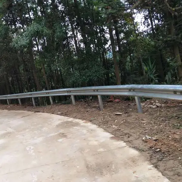 【阳江高速公路防撞栏,镀锌波形梁护栏板厂家直销】