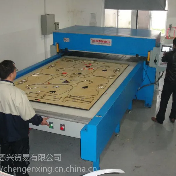 诚恩 XCLP3-1000Q自动大面积分次进退料精密四柱裁断机