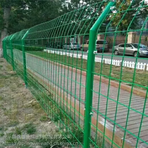 铁网围栏想牢固就要粗丝公路护栏网 浸塑护栏网 圈地围栏网