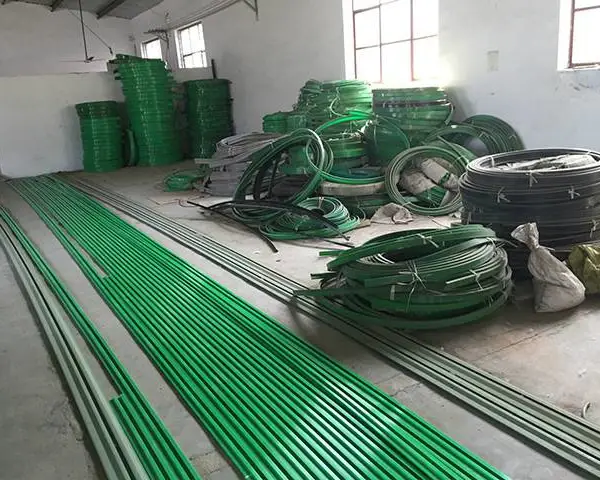 厂家供应扶梯导轨扶梯轨道聚乙烯链条导轨传动件设备单向轨道***