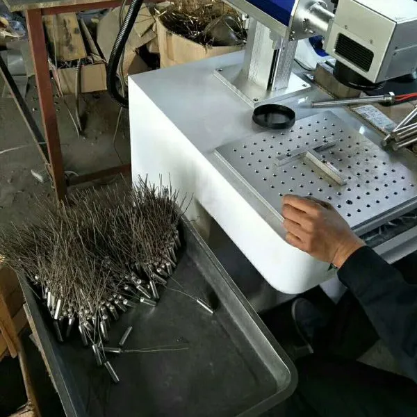 徐州 南通激光打标机可以做车牌钥匙扣的机子/泰州镭雕机吕四港光纤激光打标机有现货