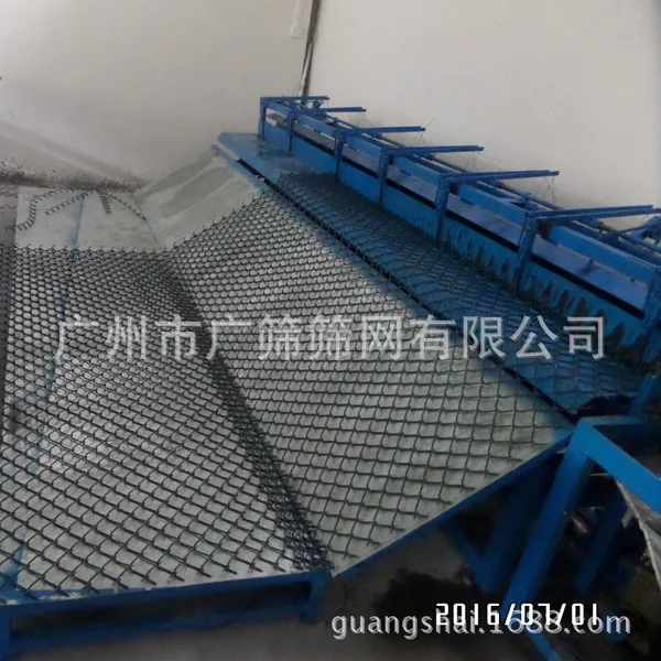 广筛网厂家各种规格球场网 体育场围栏网 勾花围护栏网加工定做安装
