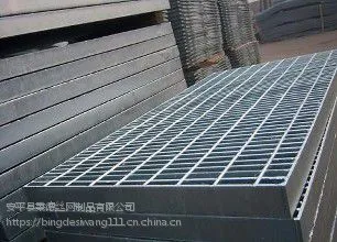 平台踏步板是采用扁钢和麻花钢的结合体,其型号G325/30/70居多安平秉德为您提供优质钢格板~~~