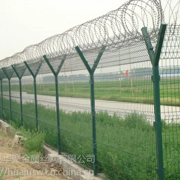 机场护栏网是由V型支架立柱加强型焊接网片和热镀锌刀片刺网组成