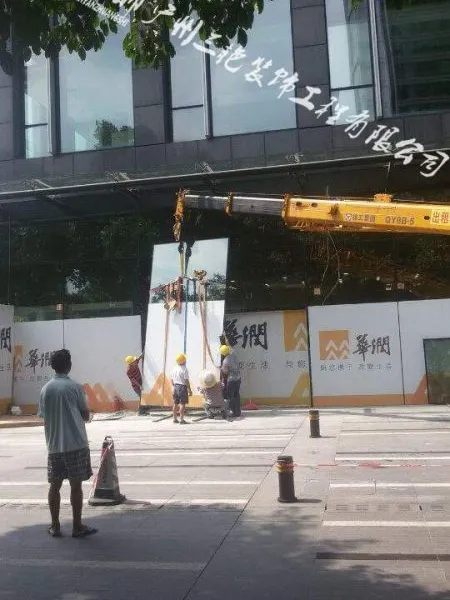 广州高层建筑玻璃幕墙自爆专业拆除重新更换安装新钢化玻璃-钢结构翻新-广告牌安装-高空安装-幕墙改造玻