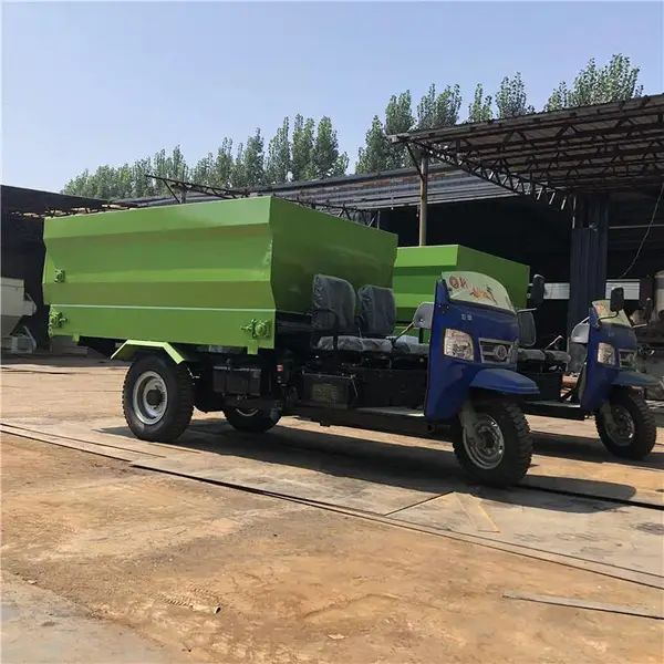 电动三轮肉牛撒料车 出料干净的羊舍喂料车 大立方柴油撒料车