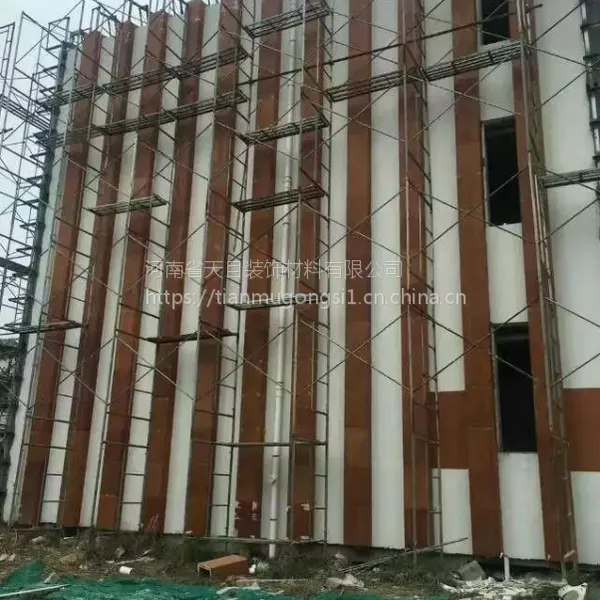 郑州天目逆源水泥仿木挂板新郑社区幼儿园仿木工程正在紧张的施工中